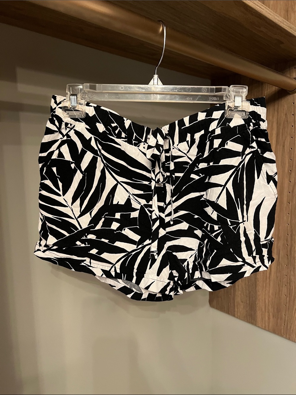 Sanctuary Black and White Tropical Palm Leaf Shorts